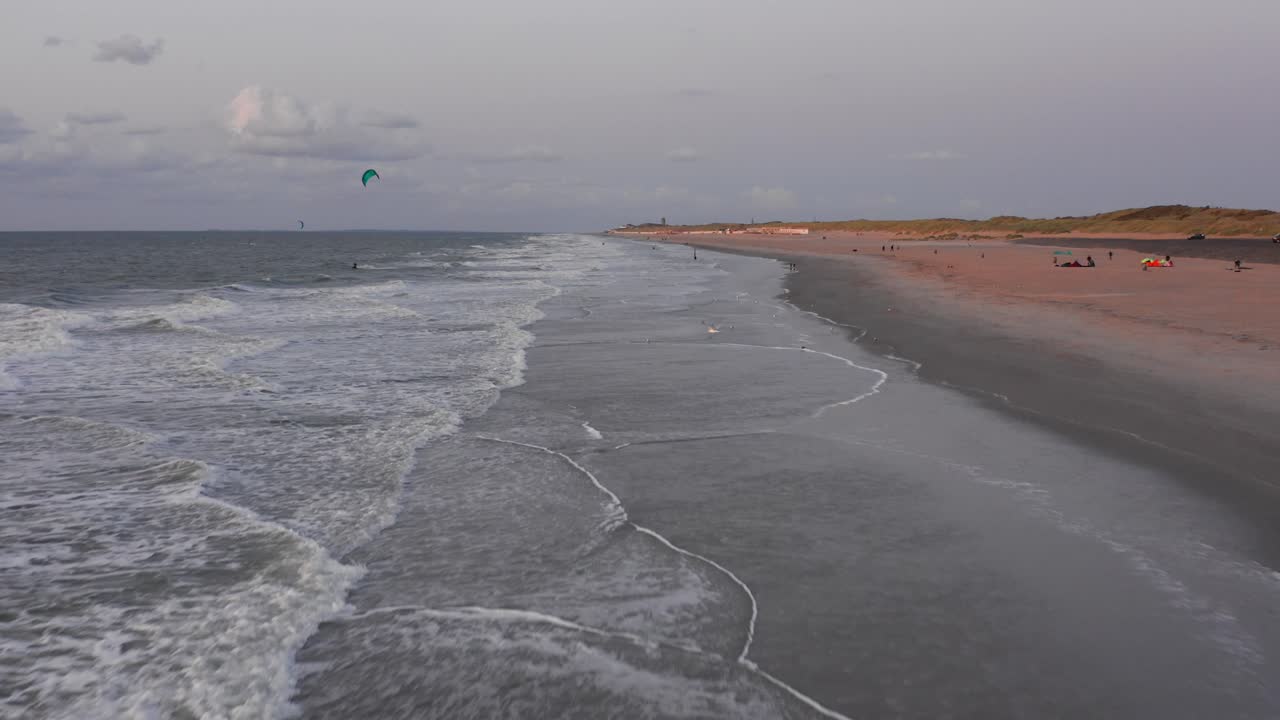 kitesurfistas cerca de la playa de domburg durante la puesta de sol