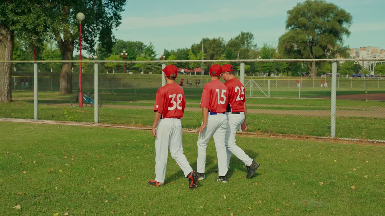 Tre giocatori di baseball che camminano su un campo