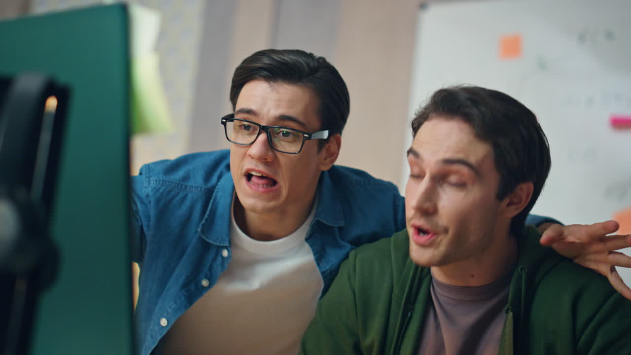 오피스 클로즈업에서 온라인으로 재미있는 팀 비디오 채팅 창의적 인 파트너가 이야기합니다.