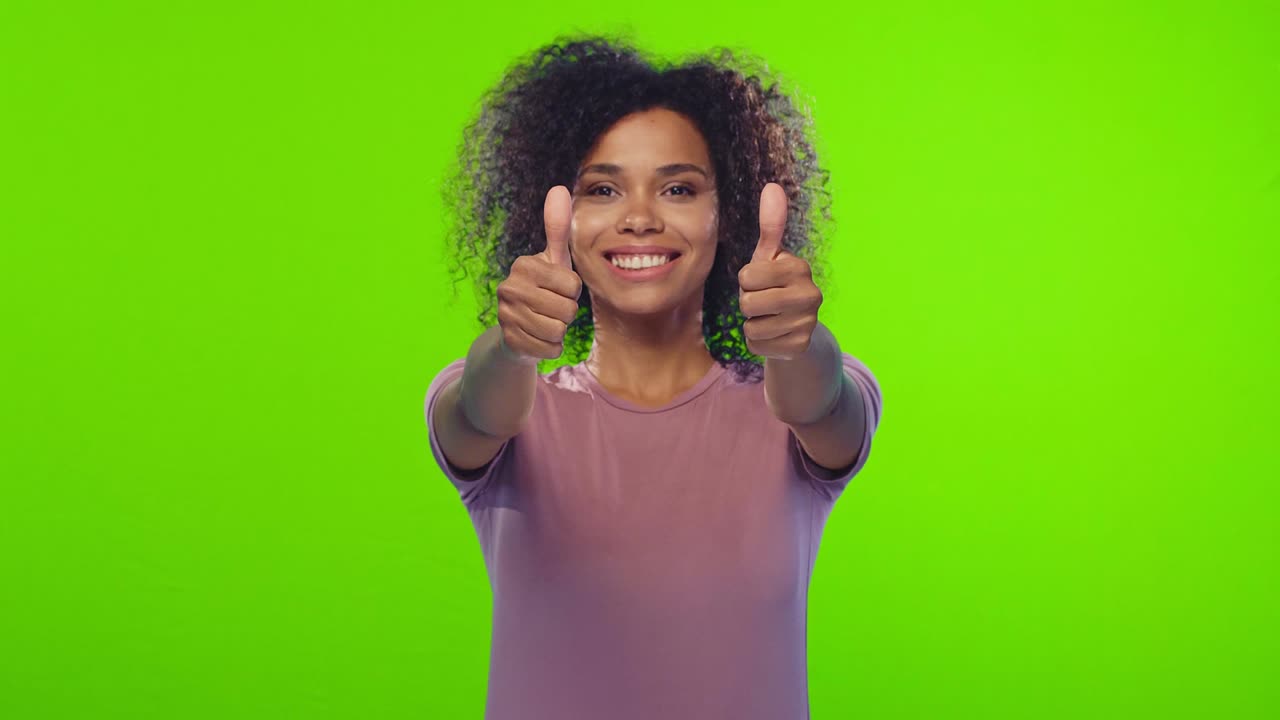 mujer de raza mixta mostrando los pulgares hacia arriba gesto, expresión como aprobación de la idea