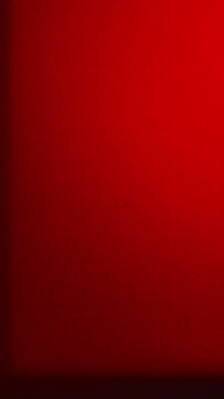 Perdite di luce rossa astratte e transizioni video con effetto glitch