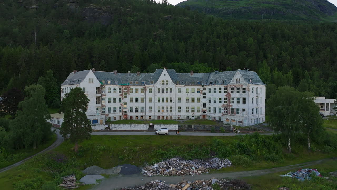 Remote and spooky Lyster Sanatorium Harast&oslash;len in Norway