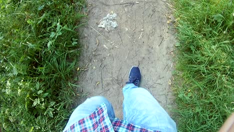hombre caminando por el camino