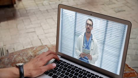 tener una videoconferencia con un hombre médico