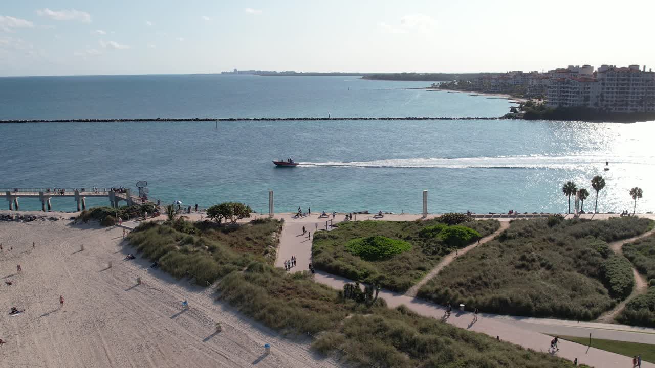 vista aérea de un barco conduciendo en la costa de miami, ee.uu. - seguimiento, disparo de drones