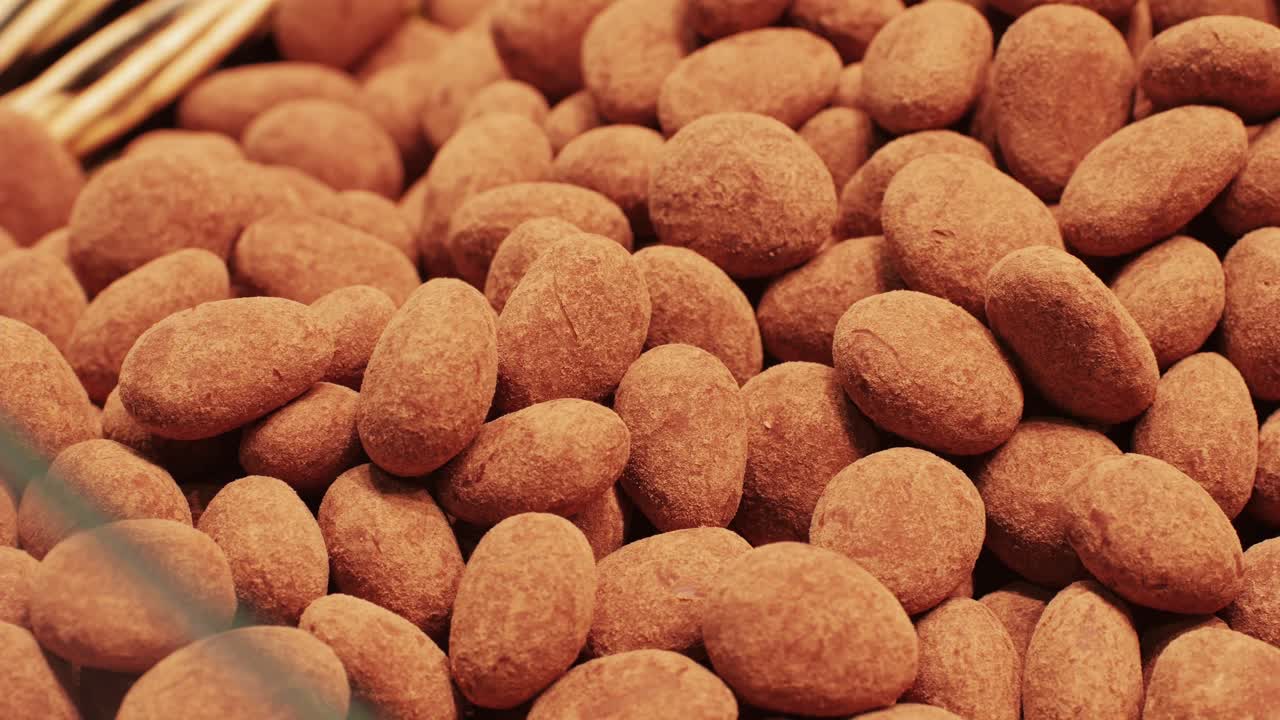 Ein unglaublich verlockendes Sortiment schokoladenüberzogener Mandeln, die perfekt für Snackliebhaber überall sind