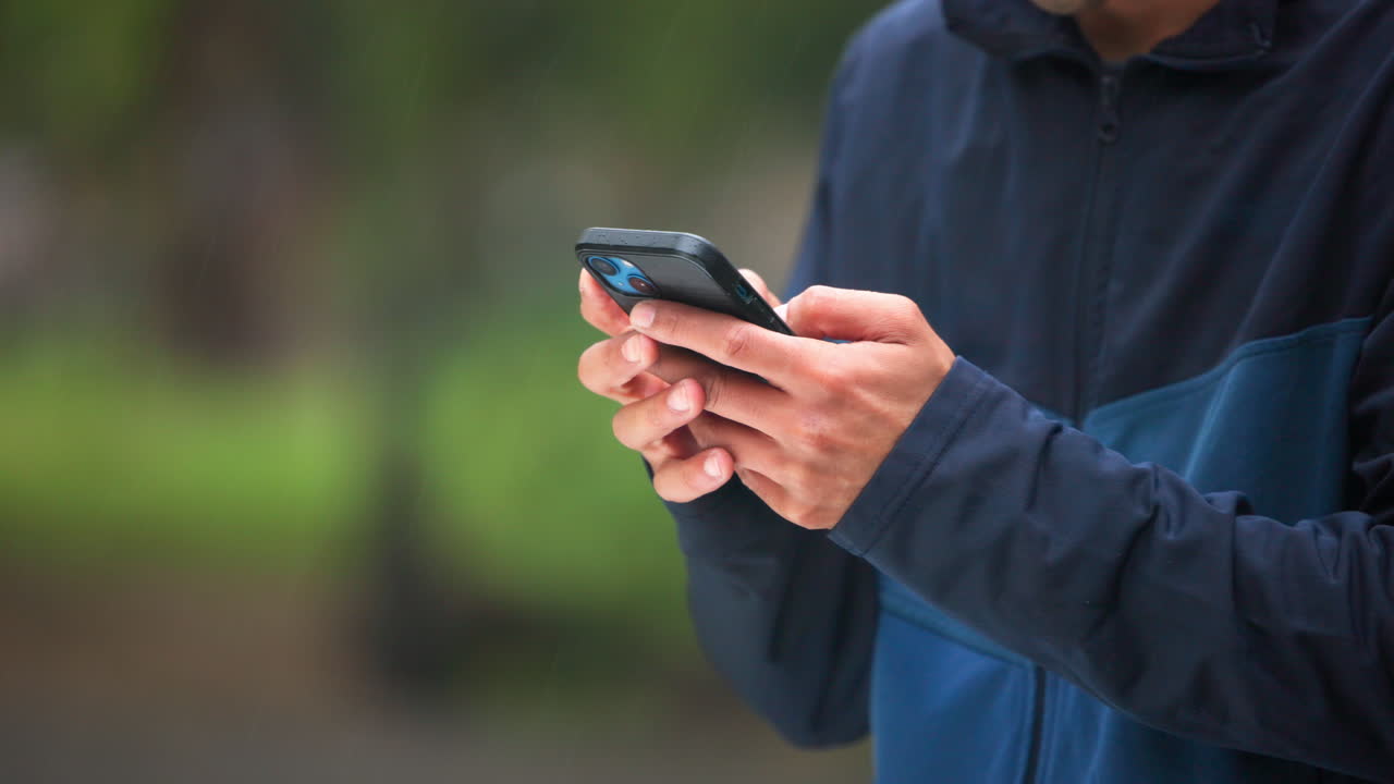 Mand, der bruger en smartphone udendørs