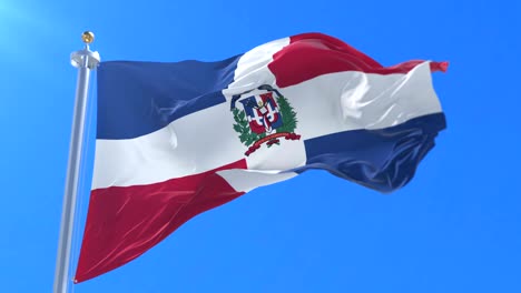 bandera de la república dominicana ondeando en el viento con el cielo azul en lento, bucle