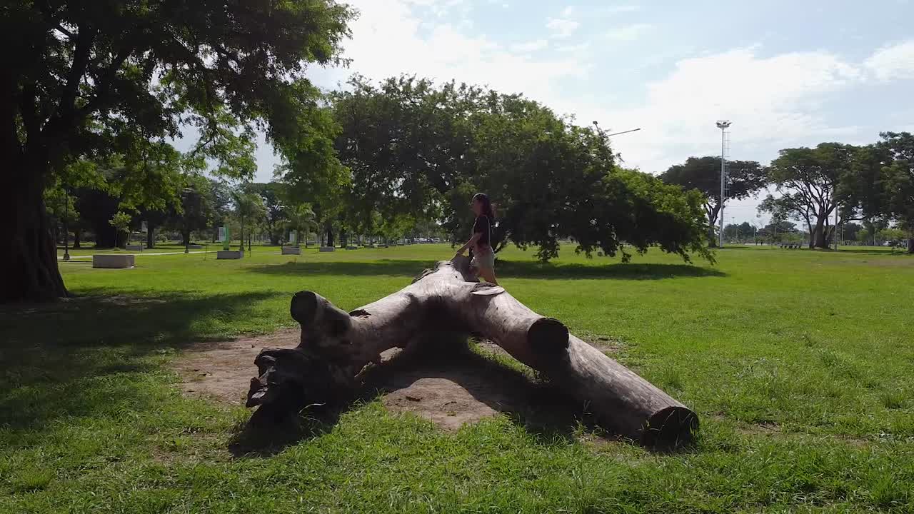 아름다운 녹색 공원에서 산책하는 매력적인 세련된 여성, 화창한 날