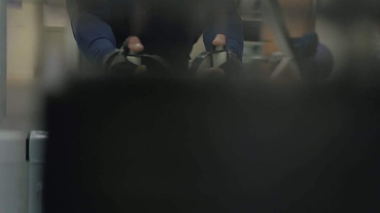 el hombre realiza un ejercicio para restaurar los músculos de la espalda y las manos