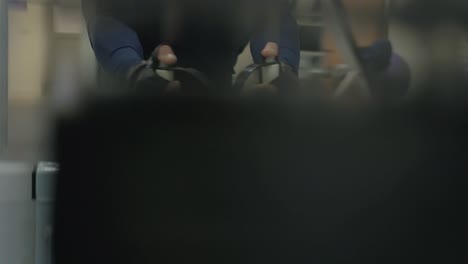남자가 등과 손의 근육을 회복시키기 위한 운동을 합니다.