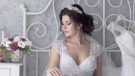 cámara lenta mujer joven y bonita de blanco mira las flores