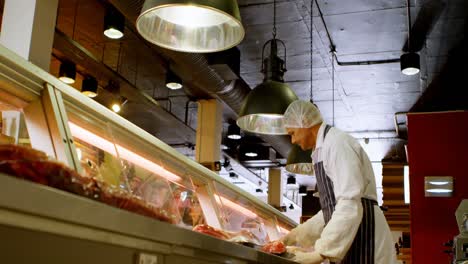 Metzger-Arrangiert-Verpacktes-Fleisch-Im-Kühlschrank-4k