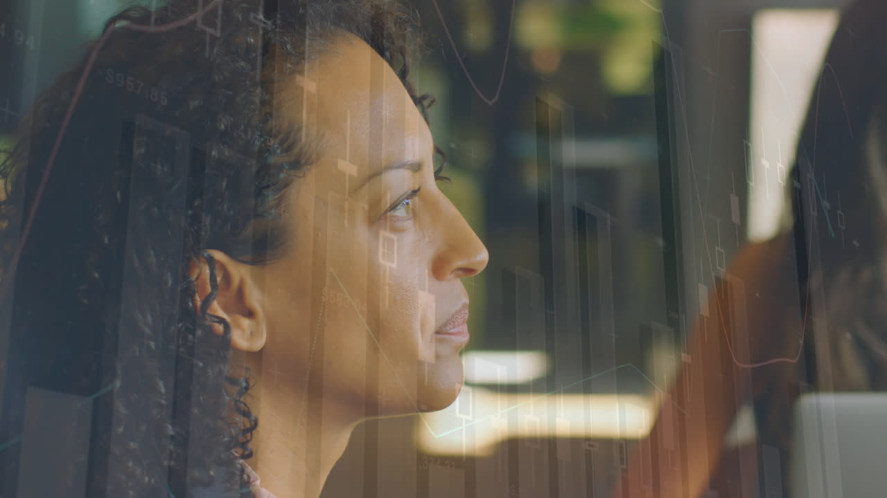 animación de gráficos financieros sobre mujer de negocios biracial que trabaja en la oficina
