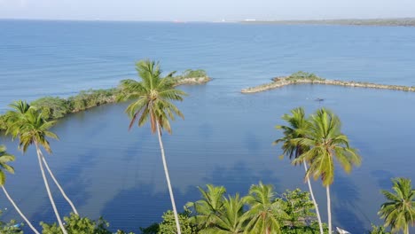 pescador en bote pequeño en la desembocadura del río soco, república dominicana