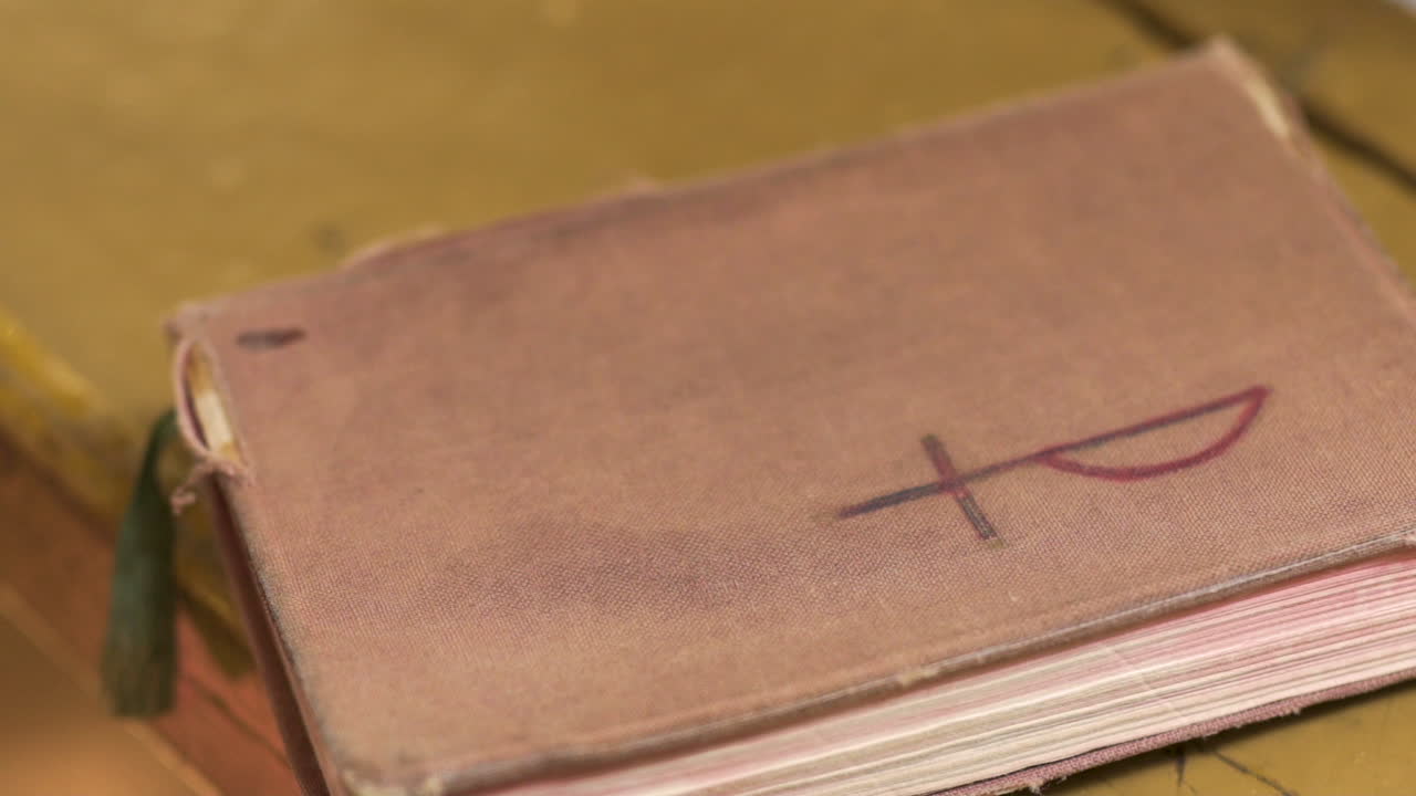 Primo Piano di un Vecchio Libro Usurato con Copertina in Tessuto