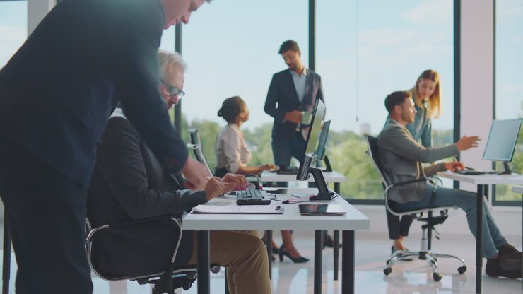 equipo de negocios trabajando en una oficina moderna