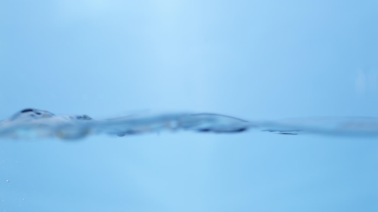 물 표면에 거품이 있습니다.