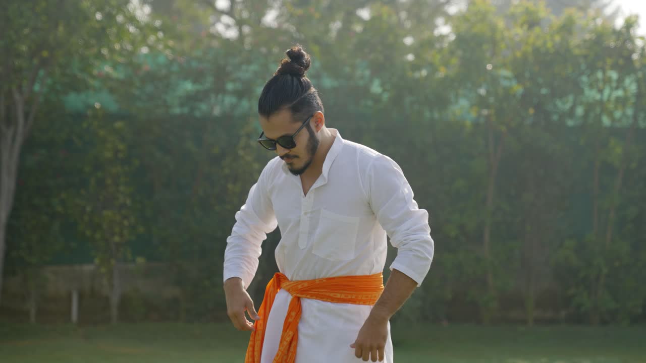 인도인 남자가 홀리 놀이를 준비하고 있습니다.