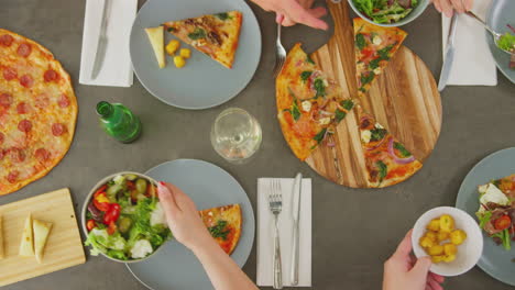 Blick-Von-Oben-Auf-Freunde,-Die-Gemeinsam-Im-Restaurant-Pizza-Essen