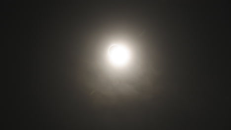 una toma de lapso de tiempo del final de un eclipse solar total entrando en la fase del anillo de diamante