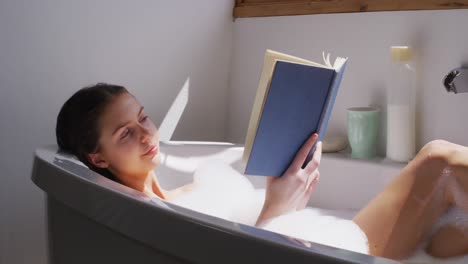 Frau-Liest-Ein-Buch,-Während-Sie-In-Einer-Badewanne-Entspannt