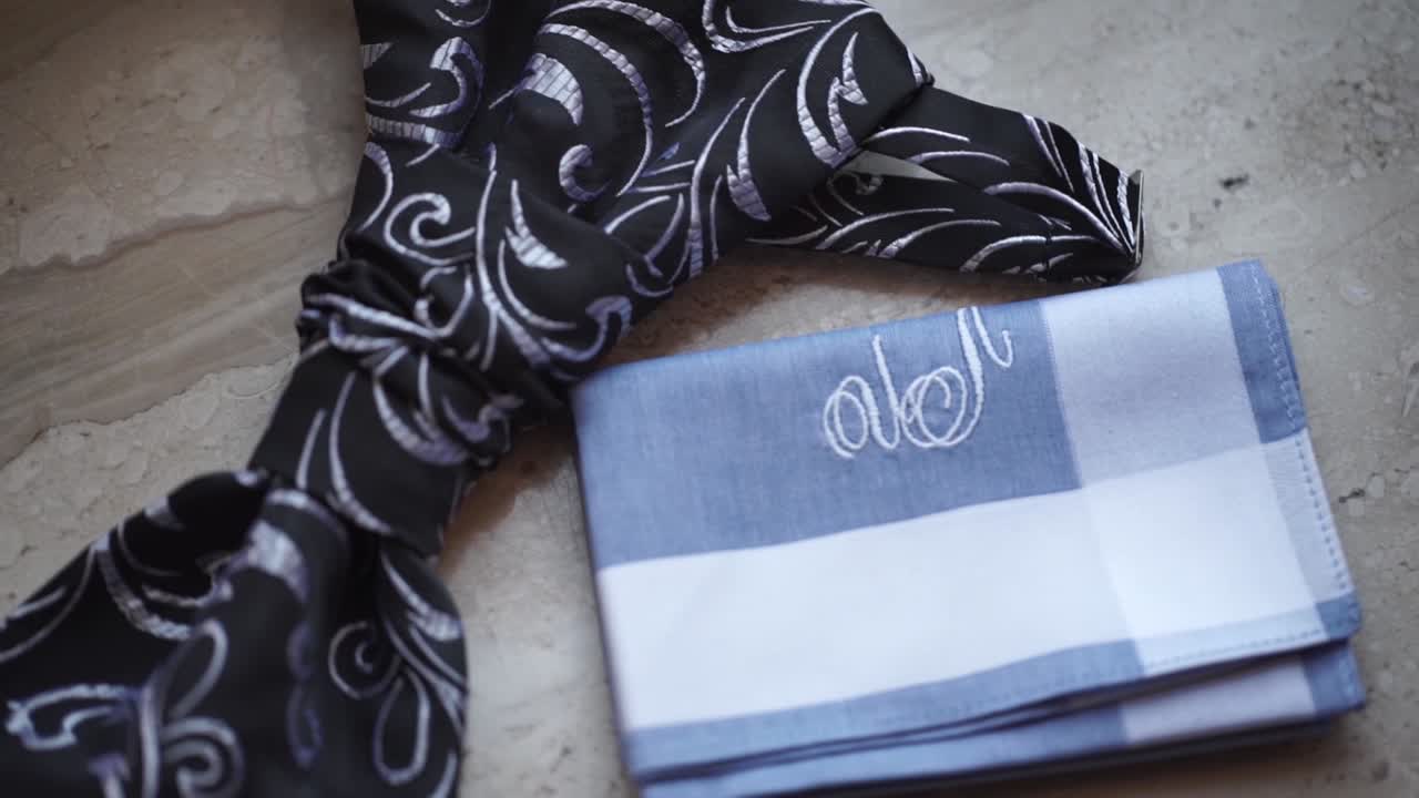 corbata negra y bolsillo cuadrado