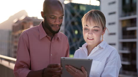 ciudad, tableta o empleados que planean una ciudad digital