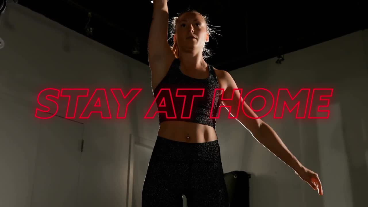 다채로운 네온 텍스트의 애니메이션은 운동을 하는 백인 여성이 집에 머무는 것입니다.