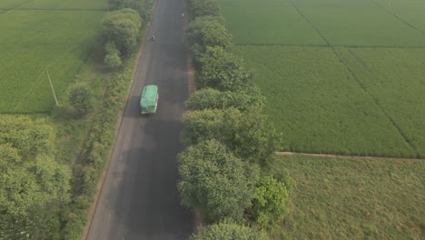 camión en la carretera disparo de drone