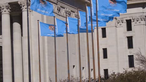 Oklahoma-City-Capitol-Building-State-Flags-Fliegen-In-Zeitlupe