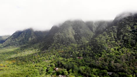 Clouds-cover-Valle-de-Anton-extinct-volcanic-crater-walls-in-central-Panama,-Aerial-dolly-left-shot