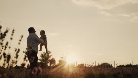 Silhouette-Eines-Glücklichen-Vaters,-Der-Seine-Kleine-Tochter-Erbricht