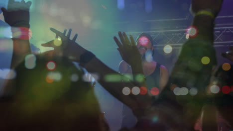 animación del tráfico de carretera borroso sobre diversas personas bailando en un concierto