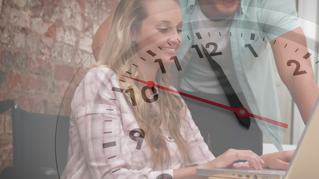 анимация часов, тикающих над различными бизнесменами в офисе.