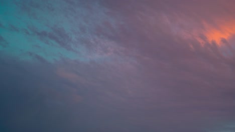 Un-Impresionante-Lapso-De-Tiempo-De-Un-Atardecer,-Surfeando-Nubes-Coloridas-En-El-Cielo-Azul,-Hora-Dorada,-Medio-Oriente-Israel,-Video-Sony-4k