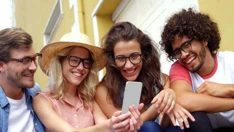 amigos mirando el teléfono inteligente