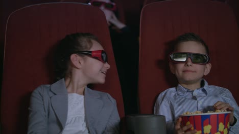 Schönheitskinder-In-3D-Brillen-Schauen-Sich-Interessiert-Einen-Film-An.-Filmunterhaltung