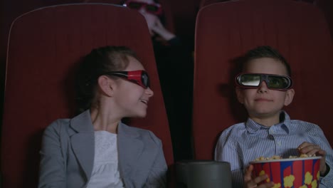niños de belleza con gafas 3d viendo películas con interés. entretenimiento de películas