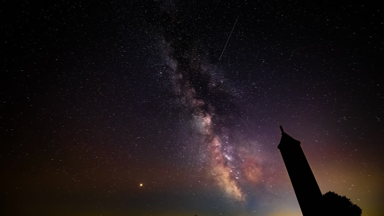Nightsky Timelapse, moving milky way, tower foreground
