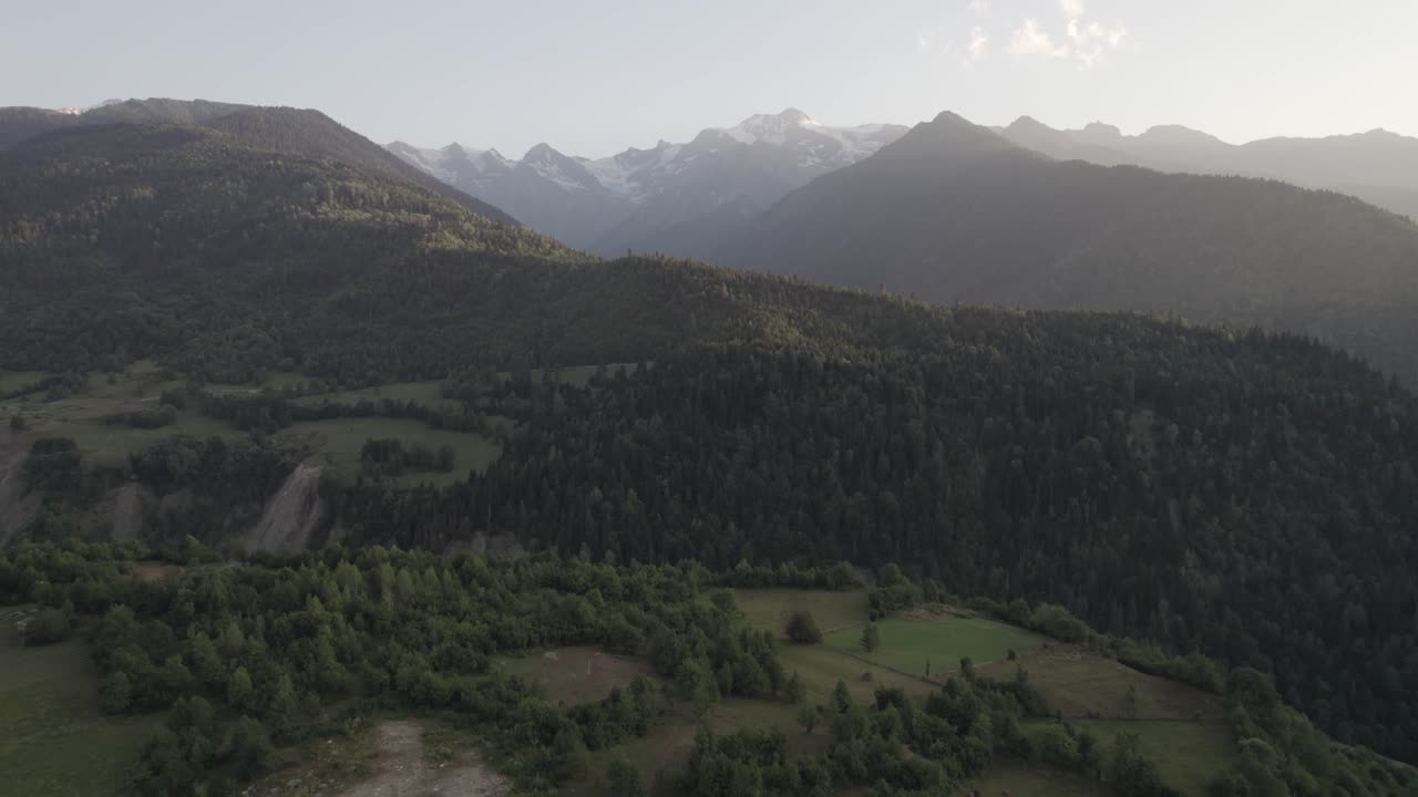 de avión no tripulado del bosque en las lejanas montañas svaneti al atardecer