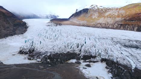 empujón de hielo en el valle del glaciar svinafellsjokull con rocas y morrena