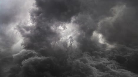 cielo tormentoso oscuro y nubes oscuras