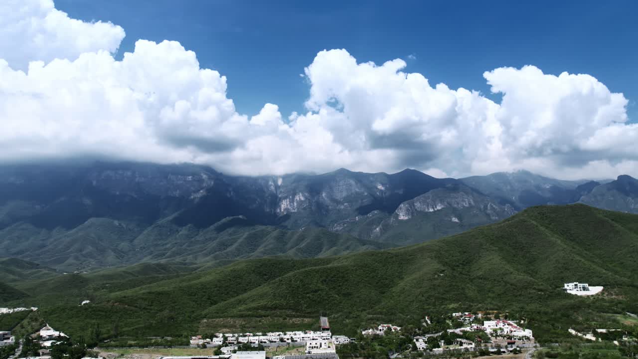 drone hyperlapse timelapse día nublado sobre sierra madre oriental en la ciudad de monterrey méxico