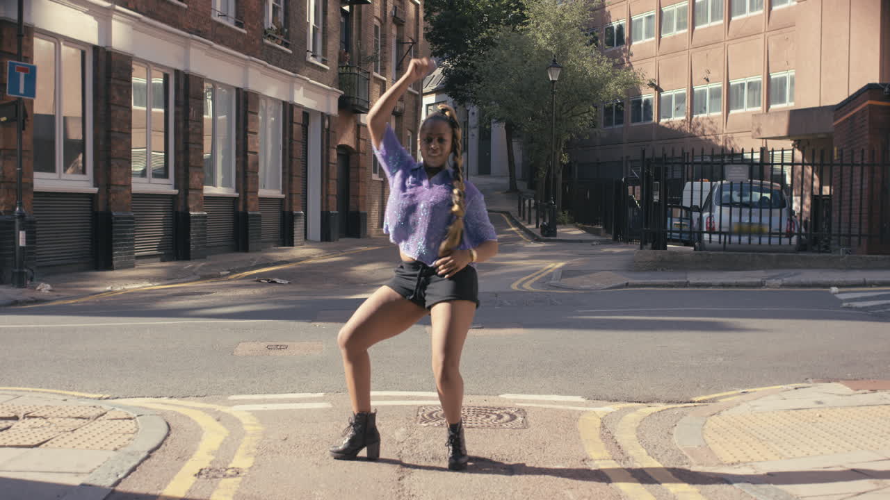mujer afroamericana bailando en bucle bailarina divertida en la calle haciendo baile funky 4k