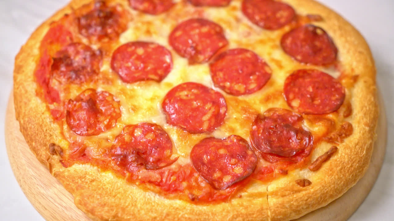 pizza de pepperoni en bandeja de madera - estilo de comida italiana