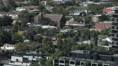 Viejos-Trenes-Industriales-Que-Se-Mueven-Entre-Los-Suburbios-De-Melbourne-Intercambiando-Con-Un-Moderno-Tren-De-Pasajeros