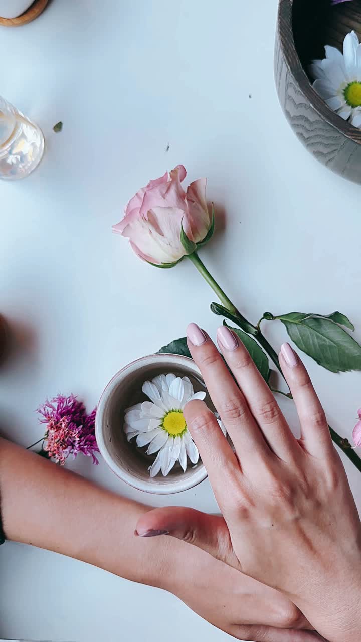 Smukt blomsterarrangement med en kop blomster
