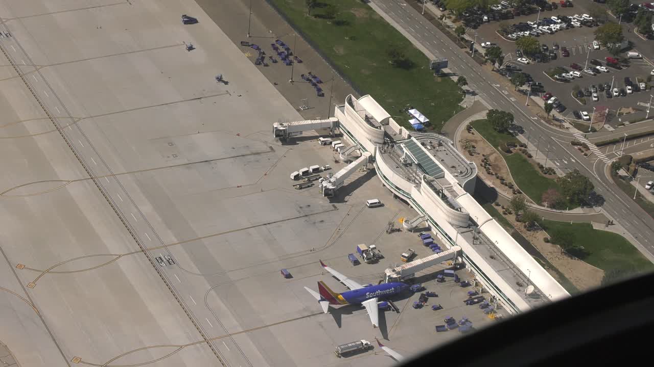헬리콥터 pov에서 공항 상공 비행