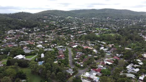 Vista-Aérea-De-Un-Asentamiento-En-Un-Valle-En-Australia